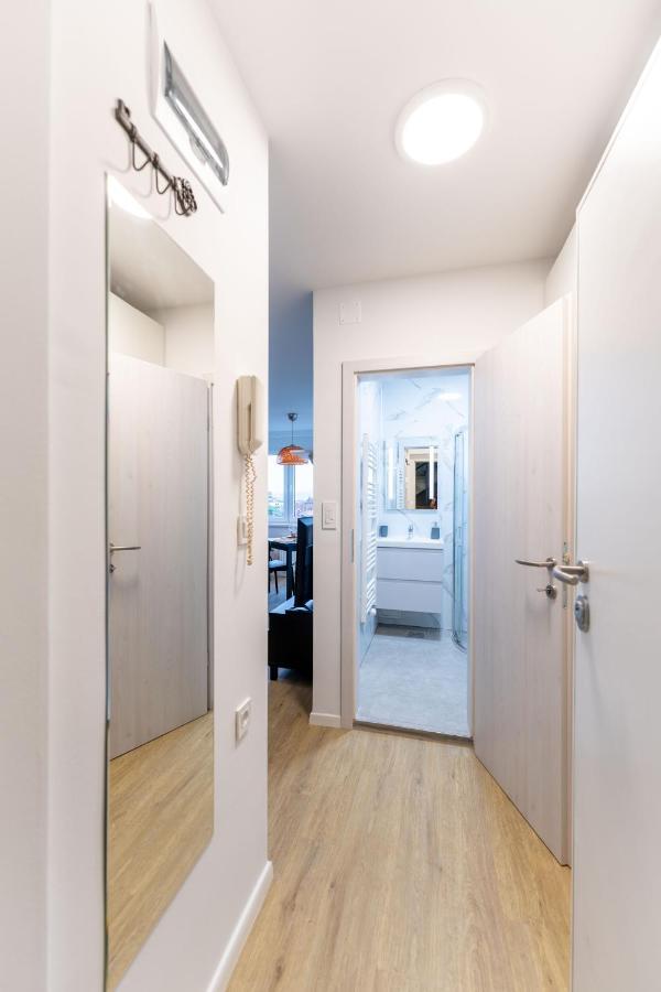 Elegant Tour As Studio Gilly With Open Views And A Balcony In The Center リュブリャナ エクステリア 写真