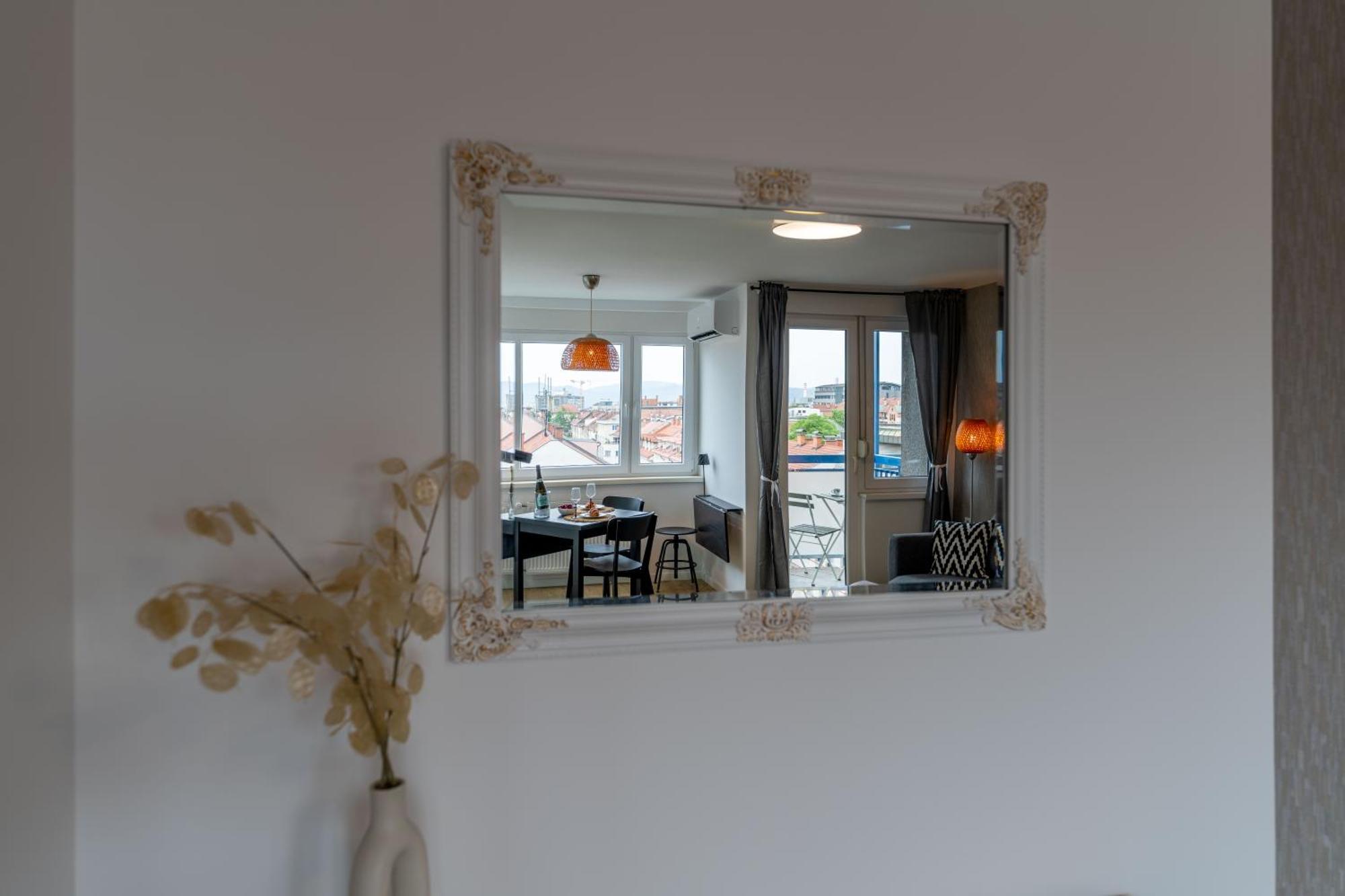 Elegant Tour As Studio Gilly With Open Views And A Balcony In The Center リュブリャナ エクステリア 写真